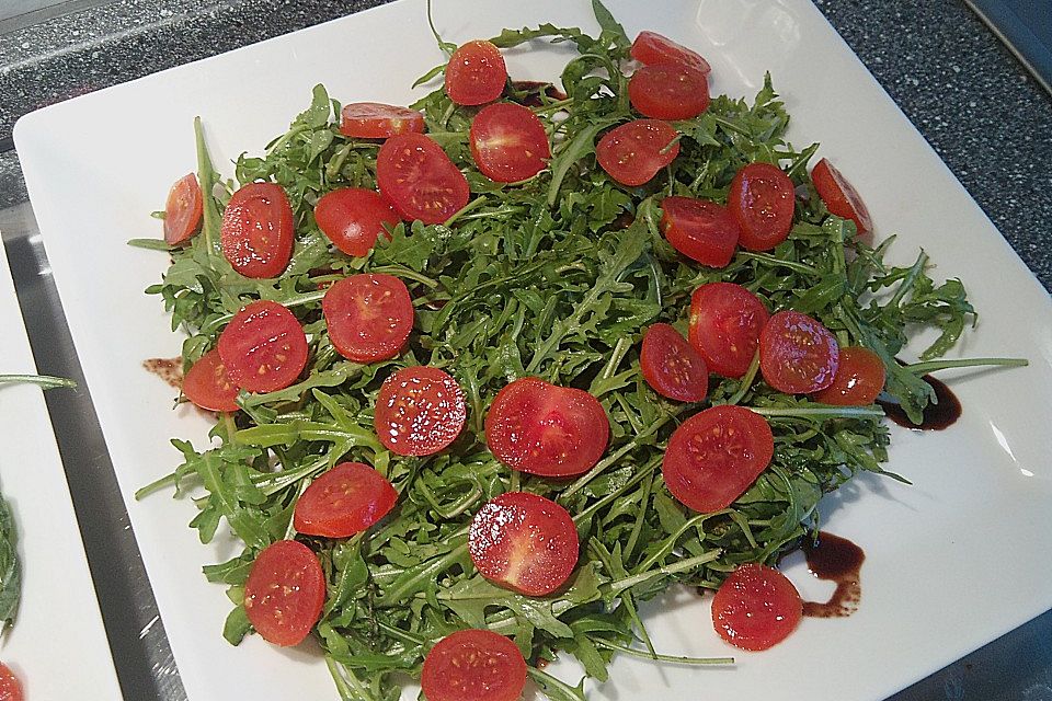 Mozzarella auf Rucolabeet mit Orangen - Balsamico - Vinaigrette und geröstetem Sesam