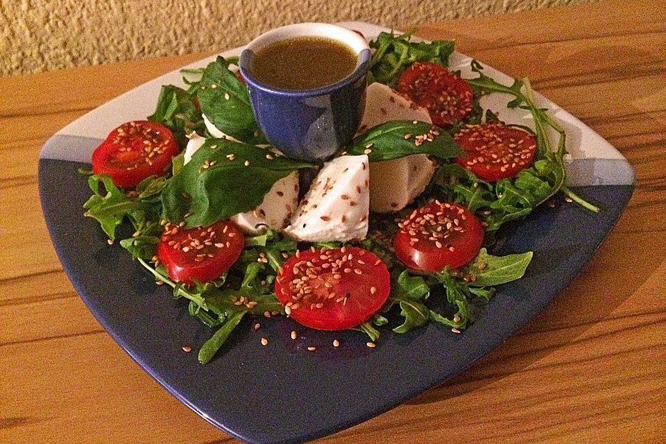 Mozzarella auf Rucolabeet mit Orangen - Balsamico - Vinaigrette und geröstetem Sesam