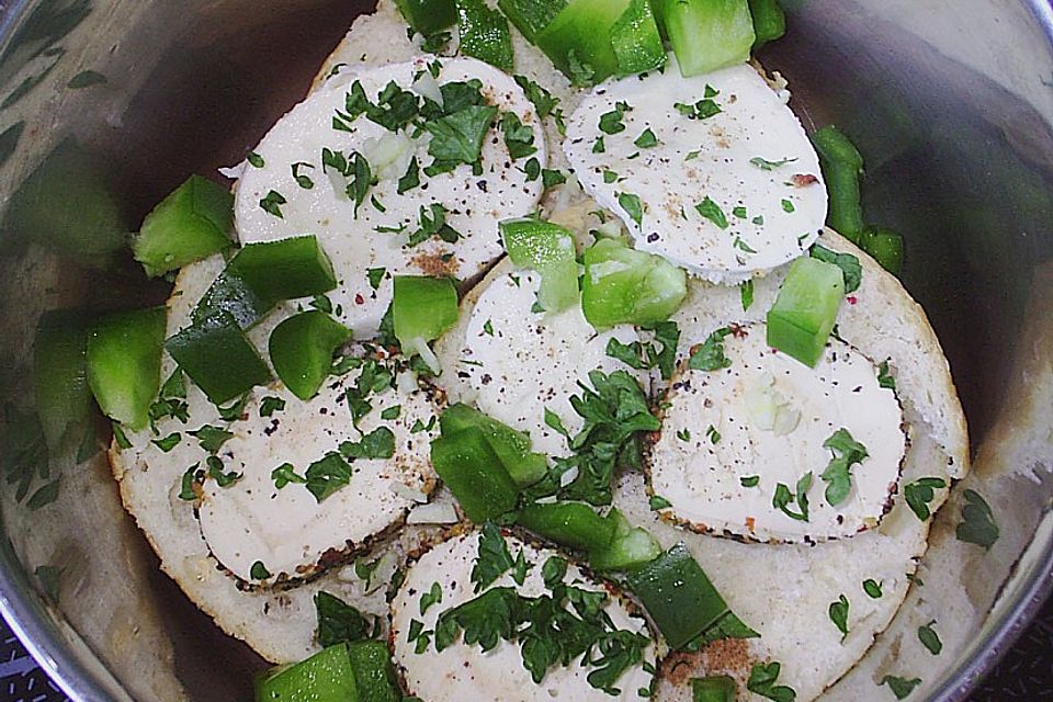 Brotsuppe mit Mozzarella