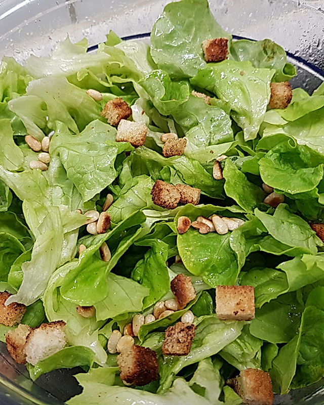 Eichblattsalat mit Pinienkernen und Croûtons
