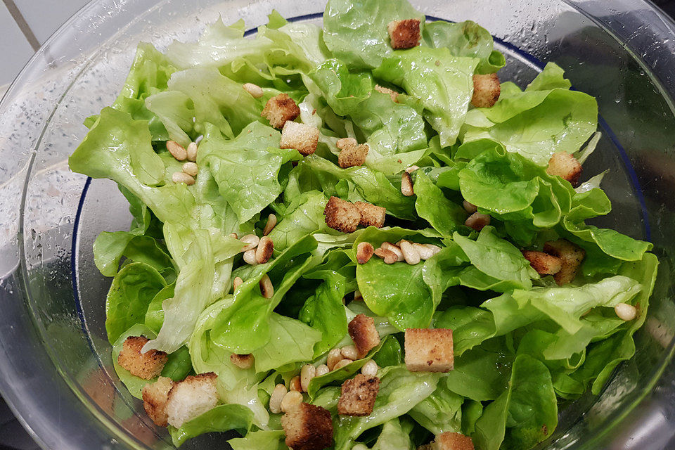 Eichblattsalat mit Pinienkernen und Croûtons