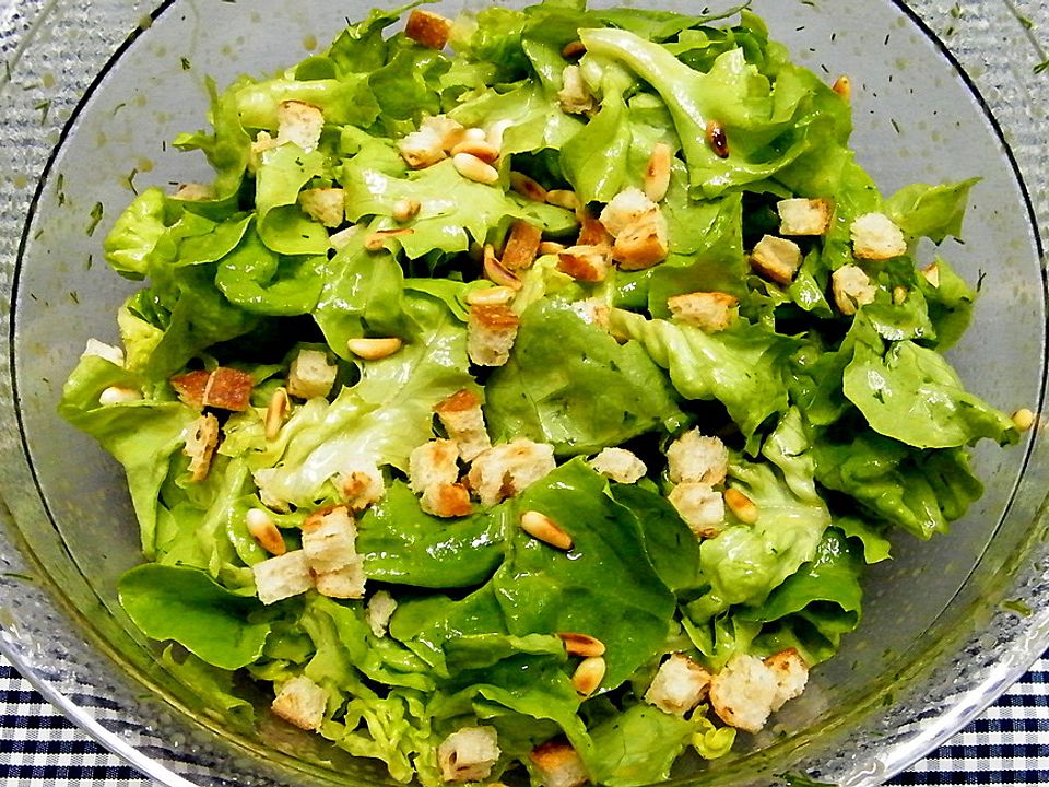 Eichblattsalat mit Pinienkernen und Croûtons von Gilluin | Chefkoch