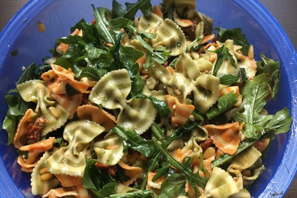 Nudelsalat mit getrockneten Tomaten, Pinienkernen, Schafskäse und Basilikum