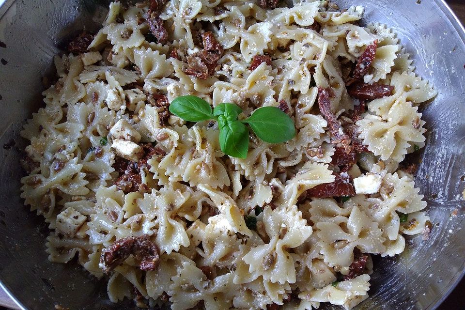 Nudelsalat mit getrockneten Tomaten, Pinienkernen, Schafskäse und Basilikum