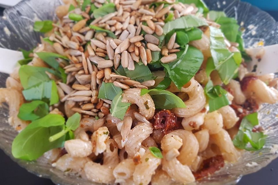 Nudelsalat mit getrockneten Tomaten, Pinienkernen, Schafskäse und Basilikum