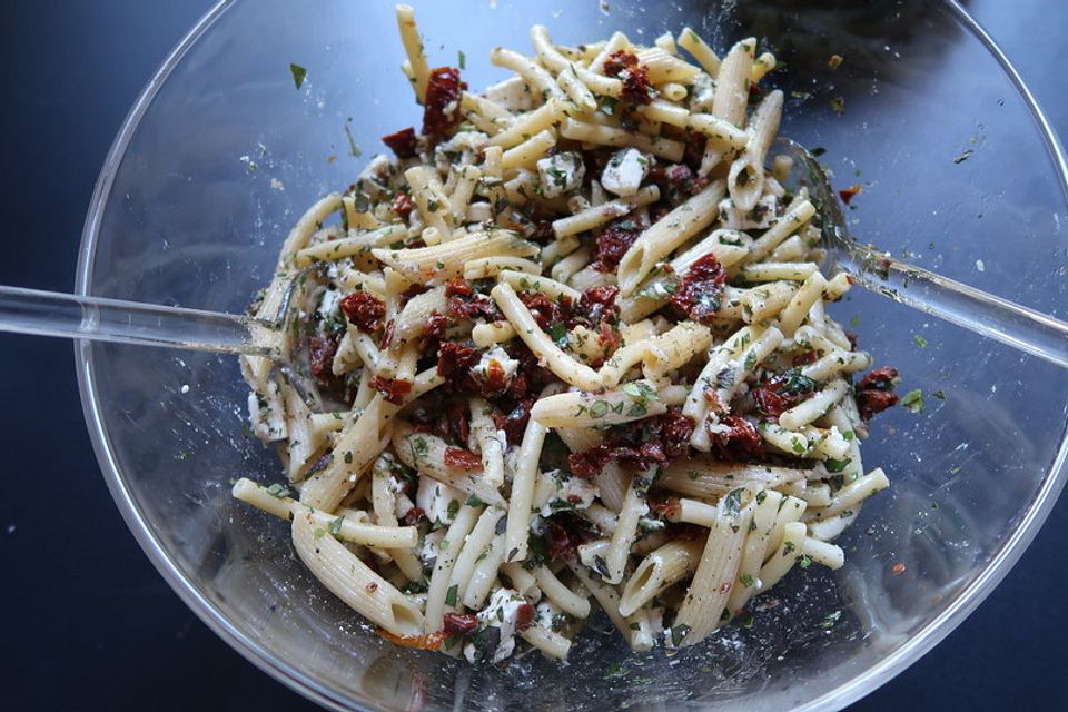 Nudelsalat mit getrockneten Tomaten, Pinienkernen, Schafskäse und Basilikum