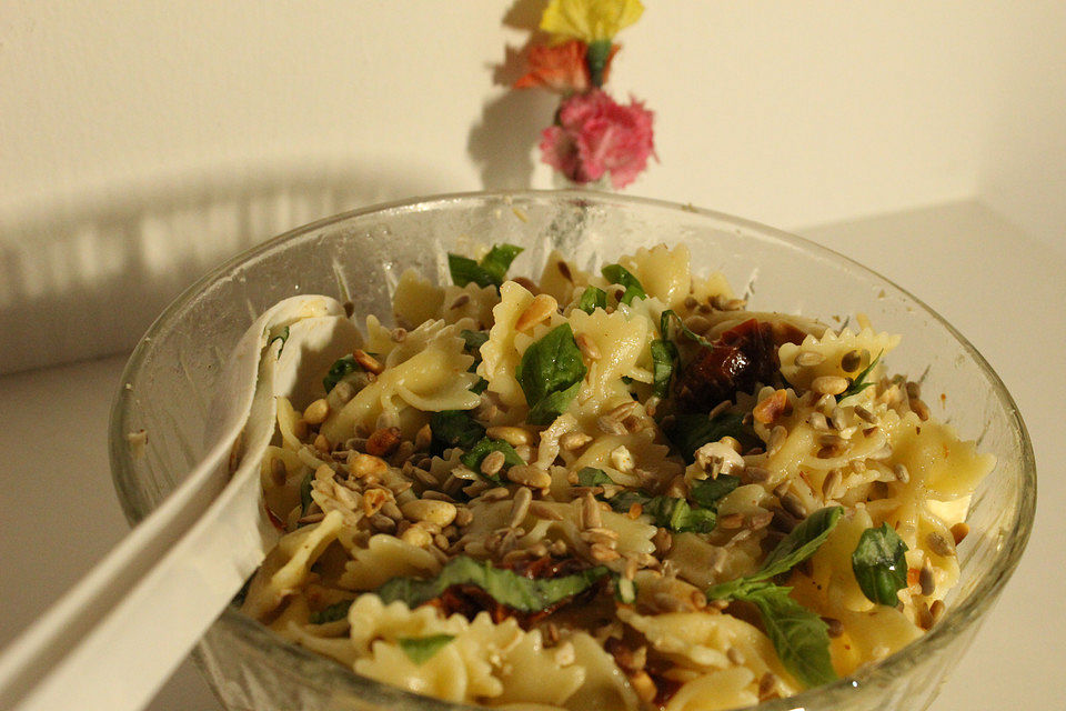 Nudelsalat mit getrockneten Tomaten, Pinienkernen, Schafskäse und Basilikum