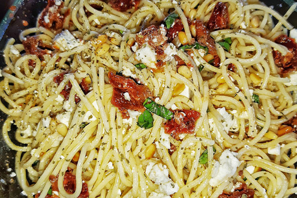 Nudelsalat mit getrockneten Tomaten, Pinienkernen, Schafskäse und Basilikum