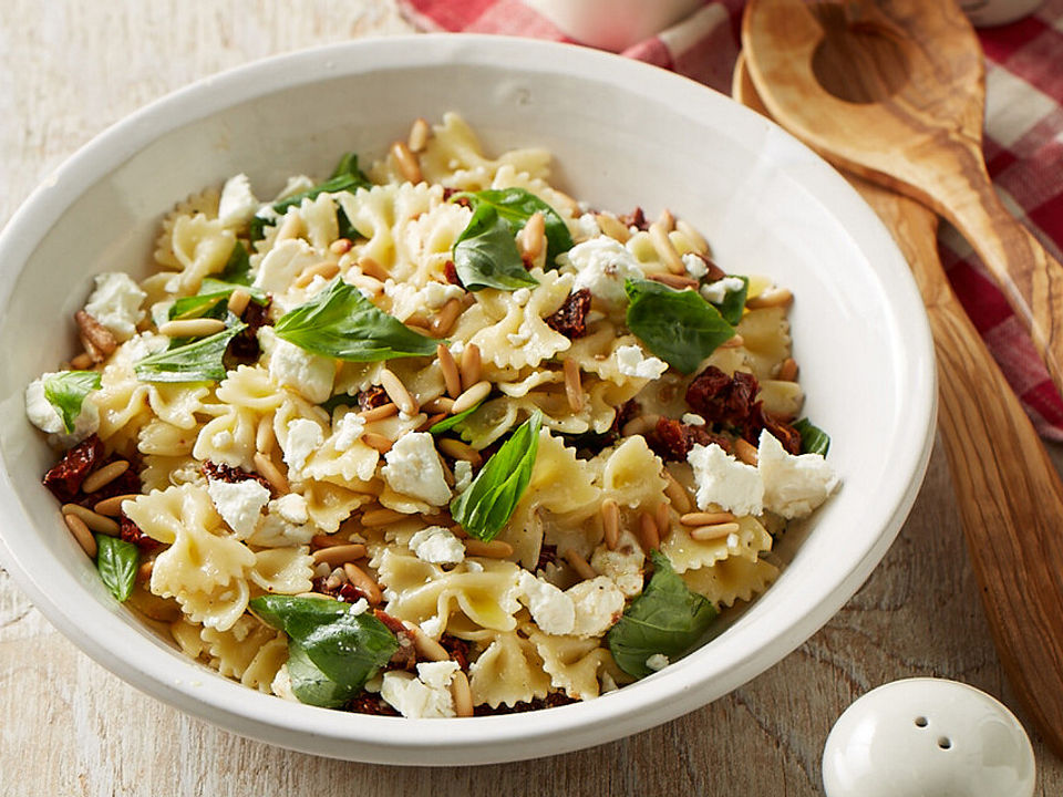 Nudelsalat mit getrockneten Tomaten, Pinienkernen, Schafskäse und ...