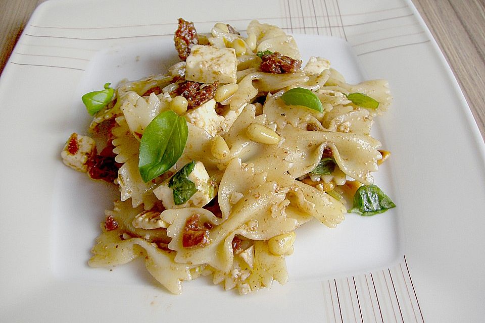 Nudelsalat mit getrockneten Tomaten, Pinienkernen, Schafskäse und Basilikum