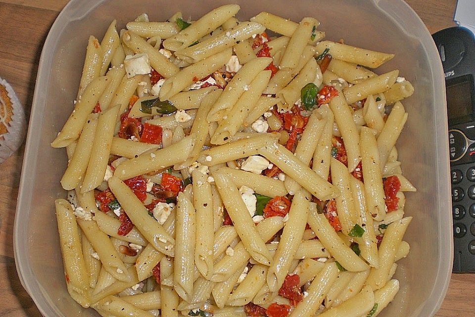 Nudelsalat mit getrockneten Tomaten, Pinienkernen, Schafskäse und Basilikum