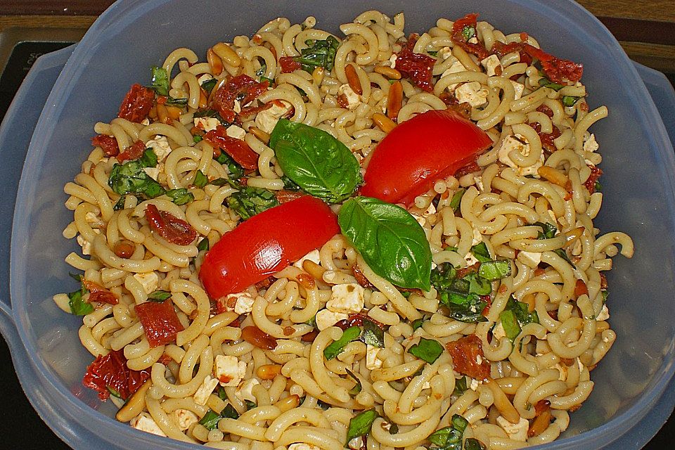 Nudelsalat mit getrockneten Tomaten, Pinienkernen, Schafskäse und Basilikum