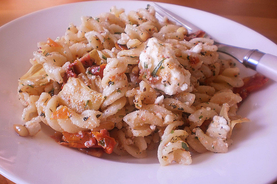 Nudelsalat mit getrockneten Tomaten, Pinienkernen, Schafskäse und Basilikum