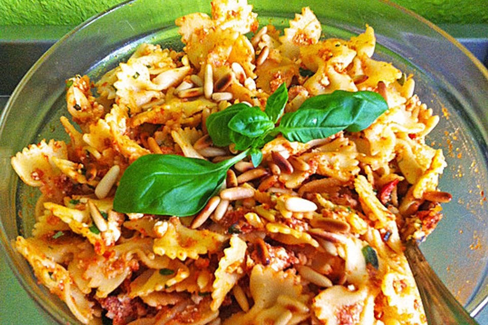 Nudelsalat mit getrockneten Tomaten, Pinienkernen, Schafskäse und Basilikum