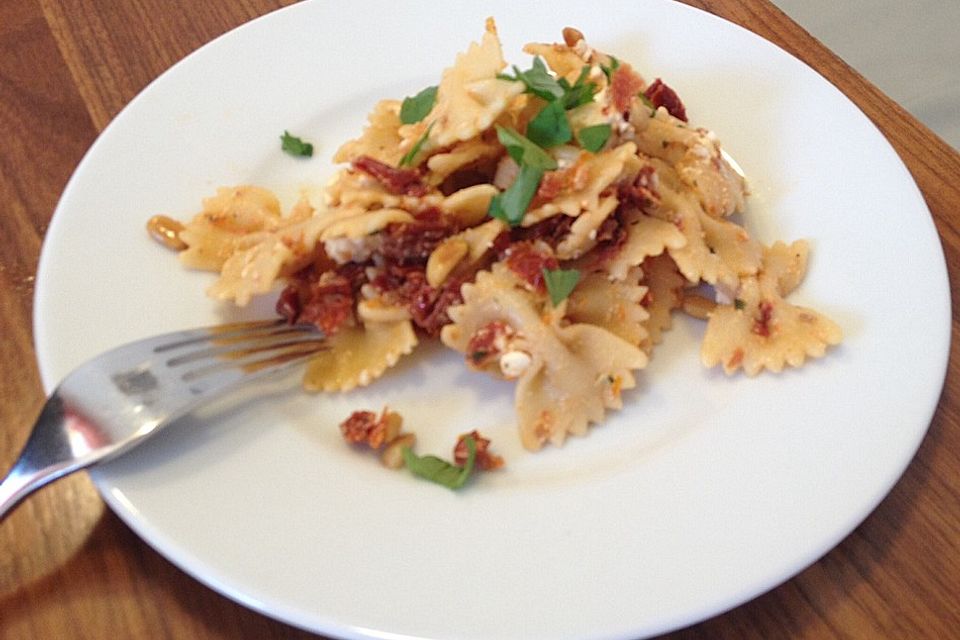 Nudelsalat mit getrockneten Tomaten, Pinienkernen, Schafskäse und Basilikum