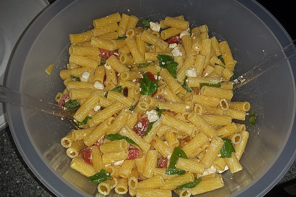 Nudelsalat mit getrockneten Tomaten, Pinienkernen, Schafskäse und Basilikum