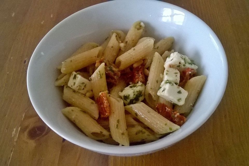 Nudelsalat mit getrockneten Tomaten, Pinienkernen, Schafskäse und Basilikum