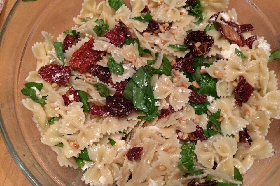 Nudelsalat mit getrockneten Tomaten, Pinienkernen, Schafskäse und Basilikum