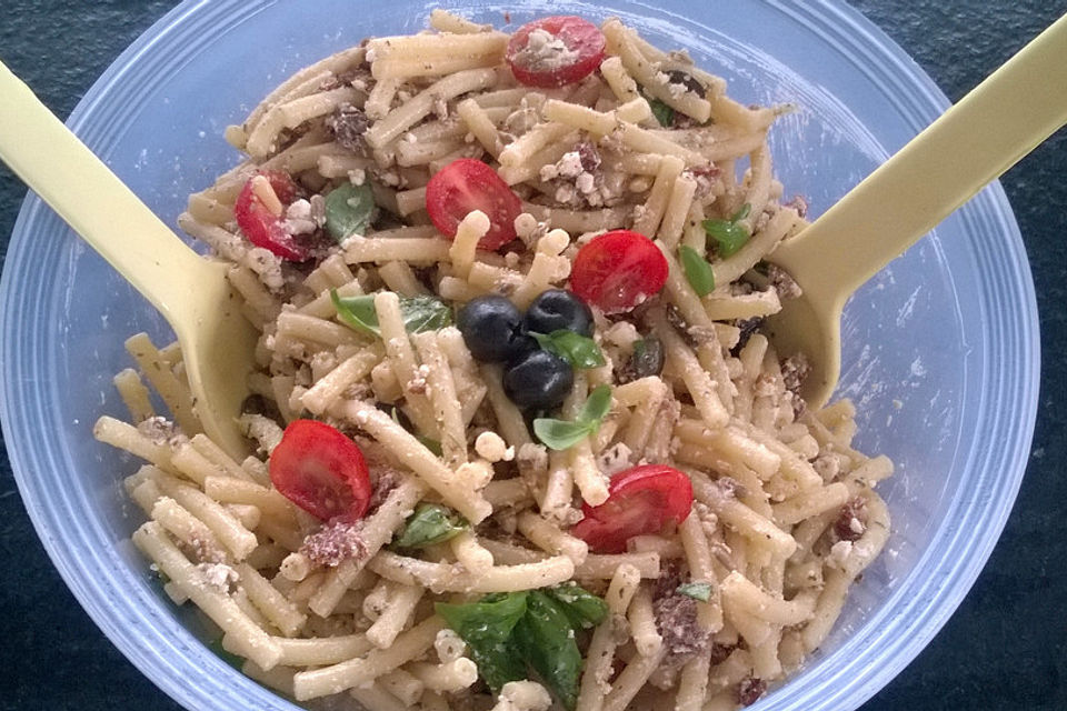 Nudelsalat mit getrockneten Tomaten, Pinienkernen, Schafskäse und Basilikum