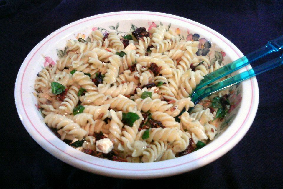 Nudelsalat mit getrockneten Tomaten, Pinienkernen, Schafskäse und Basilikum