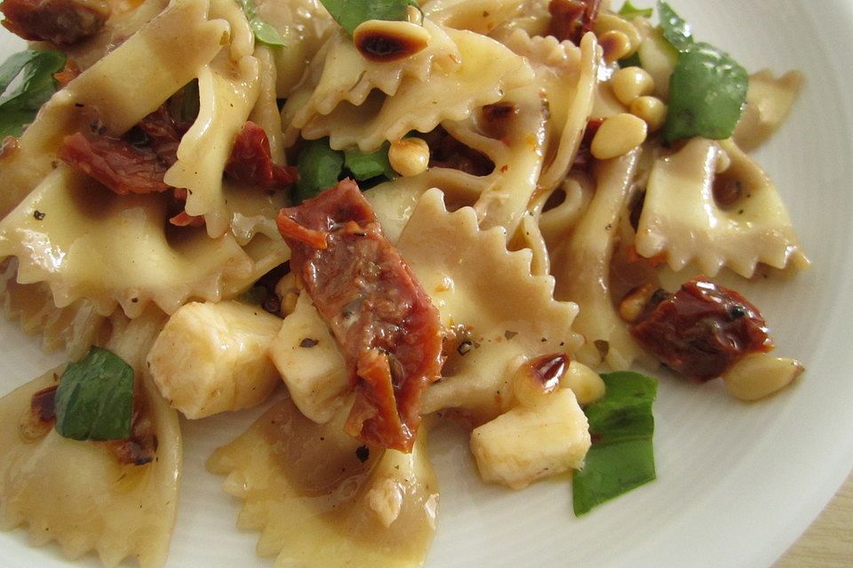 Nudelsalat mit getrockneten Tomaten, Pinienkernen, Schafskäse und Basilikum