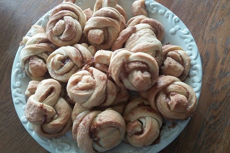 Schwedische Zimtwecken mit Apfel