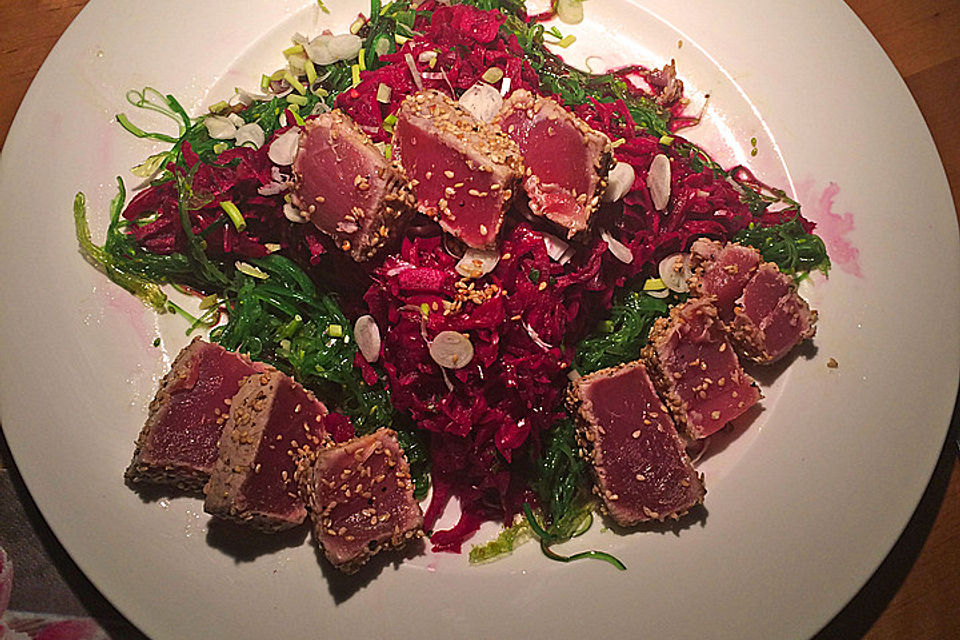 Rotkohlsalat mit Thunfisch und Seealgen