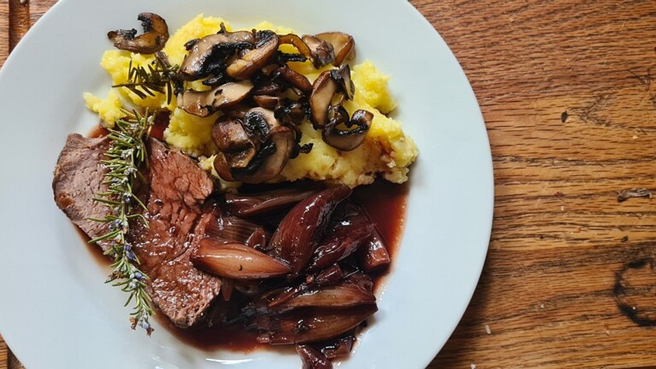Rinderfiletbraten an karamellisierten Rotwein-Schalotten mit ...