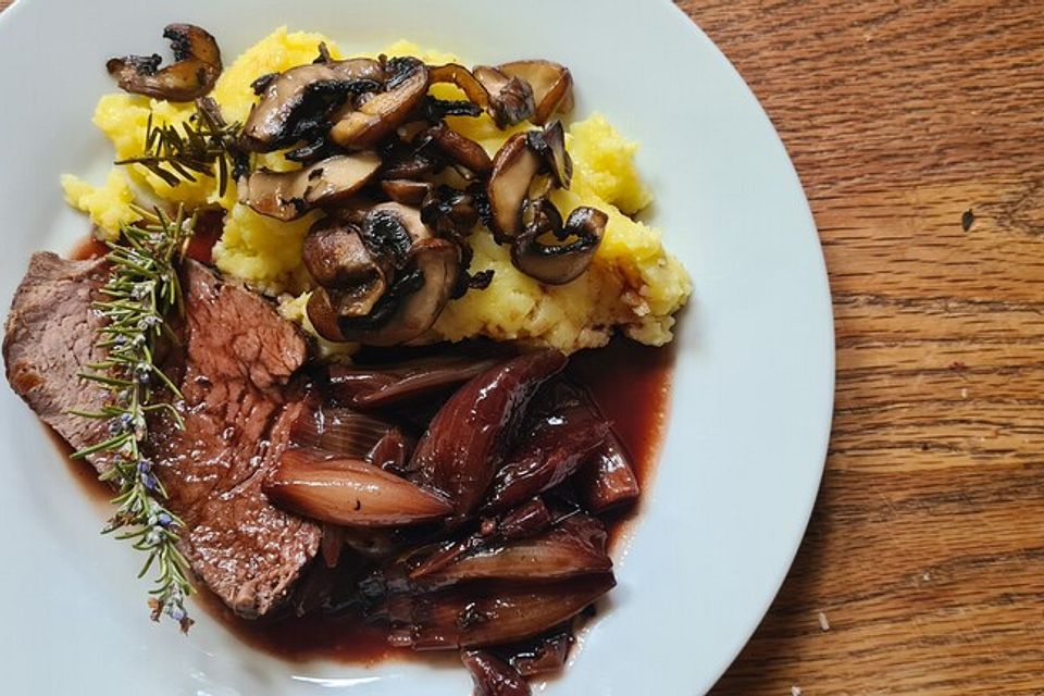 Rinderfiletbraten an karamellisierten Rotwein - Schalotten mit getrüffeltem Kartoffelpüree