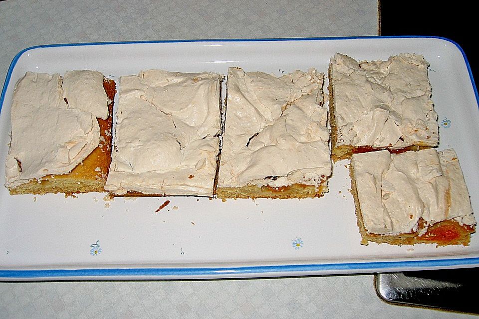 Marillenkuchen mit Vanillehäubchen