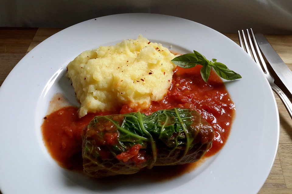 Wirsingroulade mit Nuss-Feta-Füllung an Tomatensoße