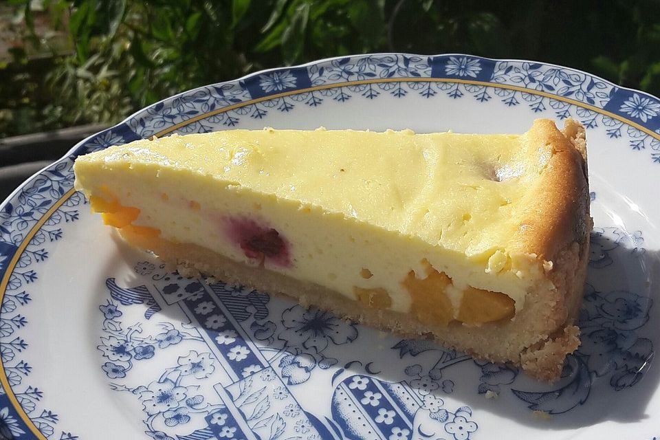 Käsekuchen mit Pfirsichen und Heidelbeeren