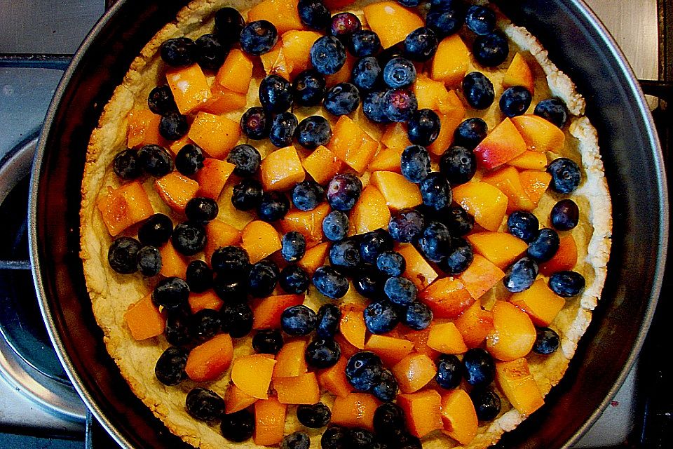 Käsekuchen mit Pfirsichen und Heidelbeeren Käsekuchen mit Pfirsichen und Heidelbeeren
