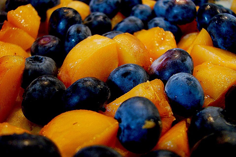 Käsekuchen mit Pfirsichen und Heidelbeeren Käsekuchen mit Pfirsichen und Heidelbeeren