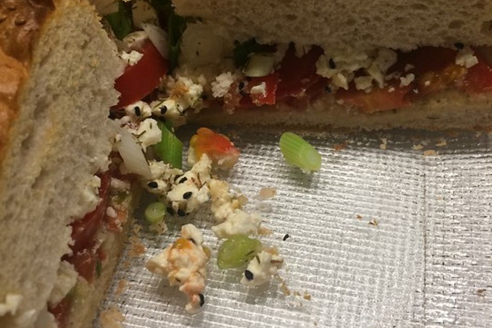 Fladenbrot mit Tomaten und Feta - Käse gefüllt