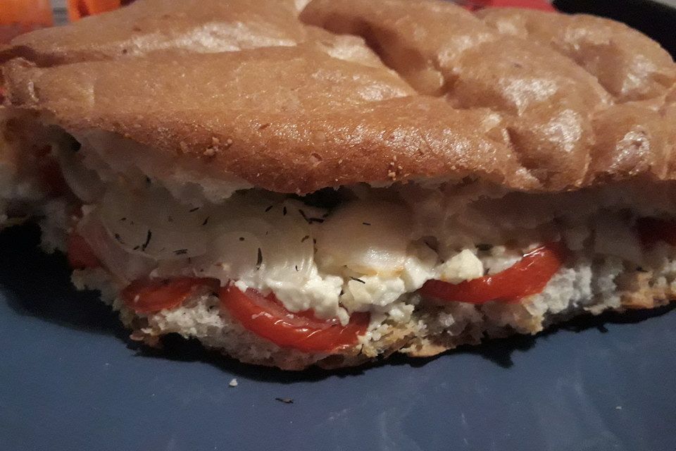 Fladenbrot mit Tomaten und Feta - Käse gefüllt