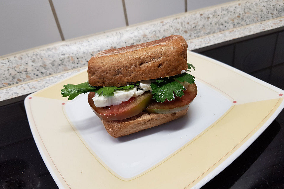 Fladenbrot mit Tomaten und Feta - Käse gefüllt