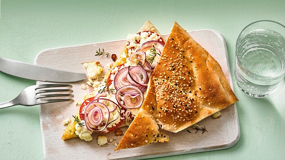 Fladenbrot-mit-Tomaten-und-Feta-K-se-gef-llt