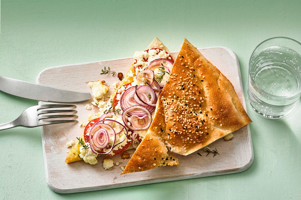 Fladenbrot mit Tomaten und Feta - Käse gefüllt