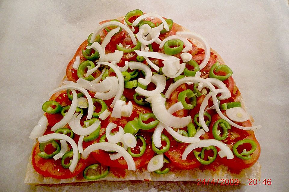 Fladenbrot mit Tomaten und Feta - Käse gefüllt