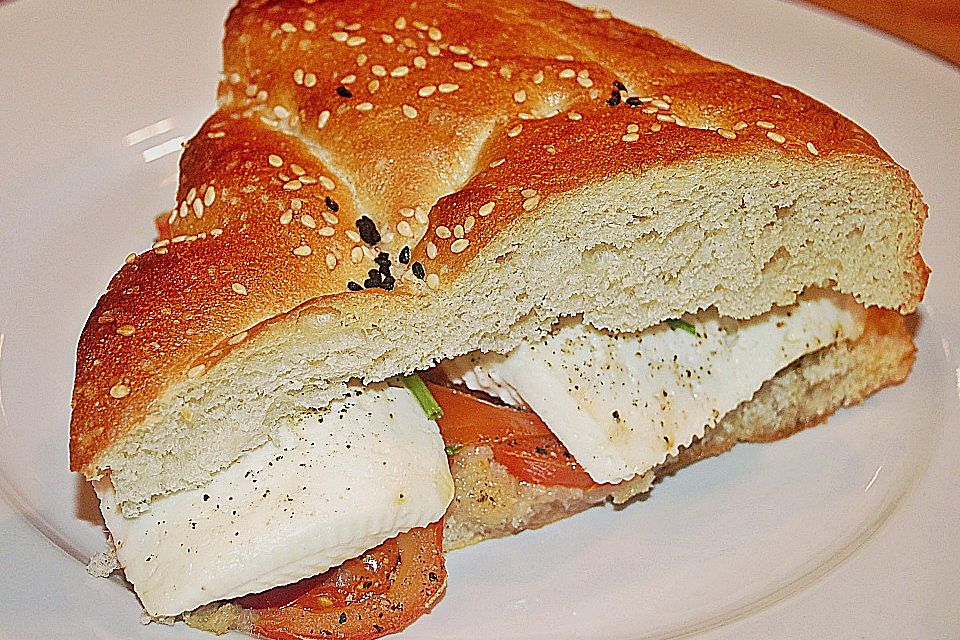 Fladenbrot mit Tomaten und Feta - Käse gefüllt