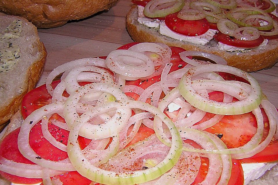 Fladenbrot mit Tomaten und Feta - Käse gefüllt