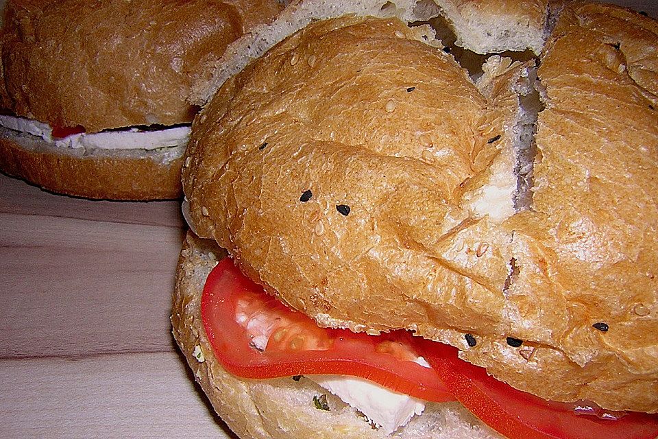 Fladenbrot mit Tomaten und Feta - Käse gefüllt