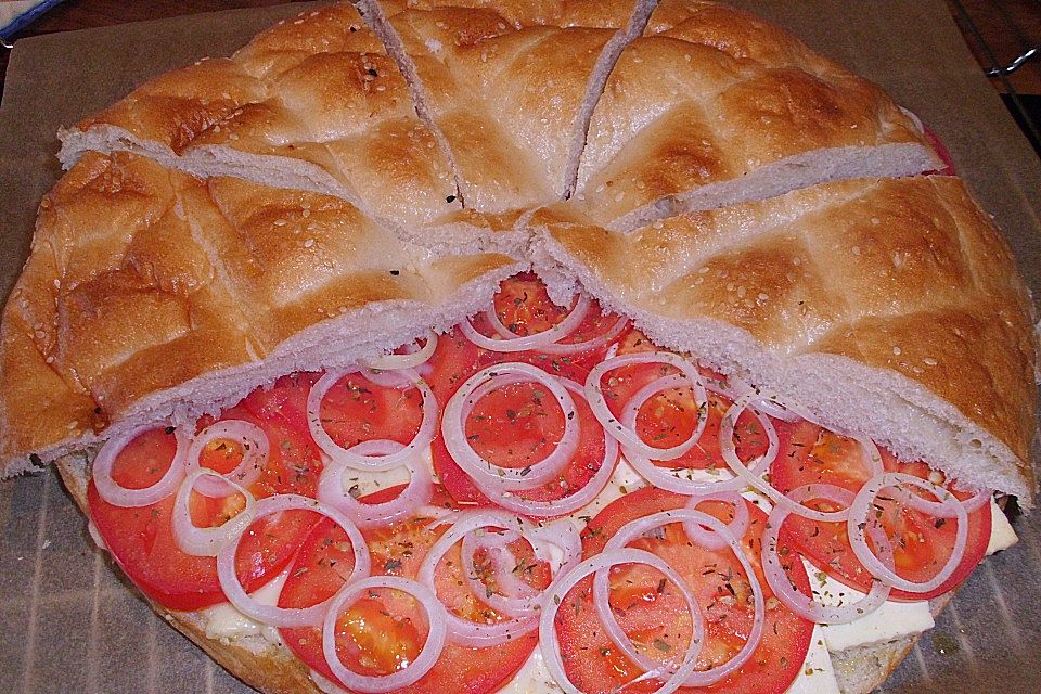 Fladenbrot mit Tomaten und Feta - Käse gefüllt