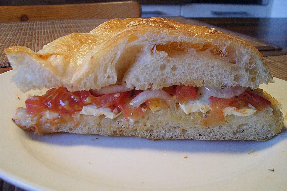 Fladenbrot mit Tomaten und Feta - Käse gefüllt