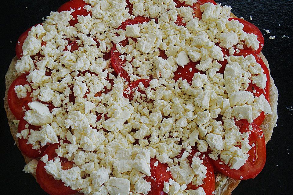 Fladenbrot mit Tomaten und Feta - Käse gefüllt