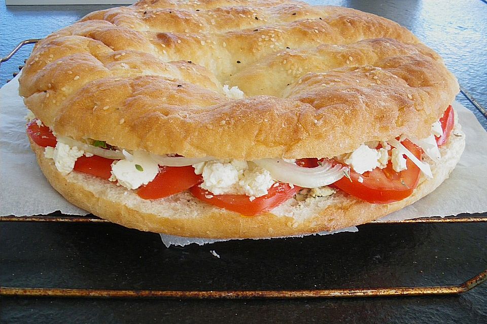 Fladenbrot mit Tomaten und Feta - Käse gefüllt