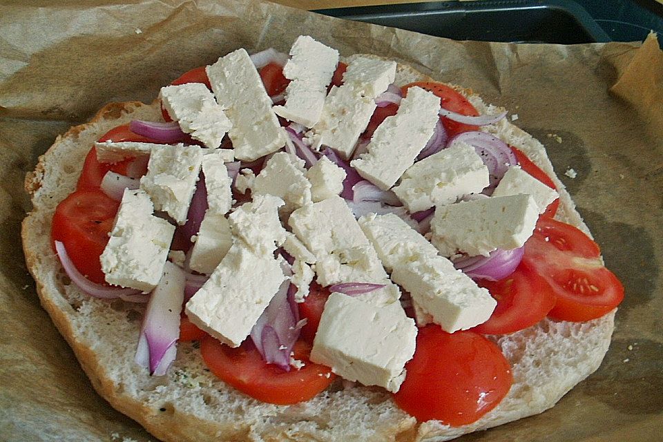 Fladenbrot mit Tomaten und Feta - Käse gefüllt