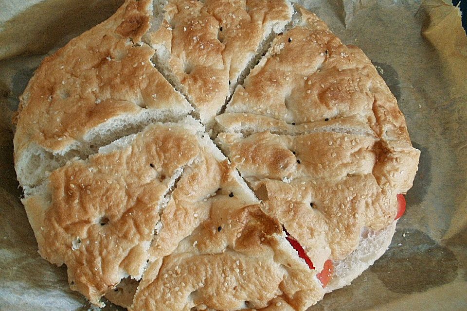 Fladenbrot mit Tomaten und Feta - Käse gefüllt