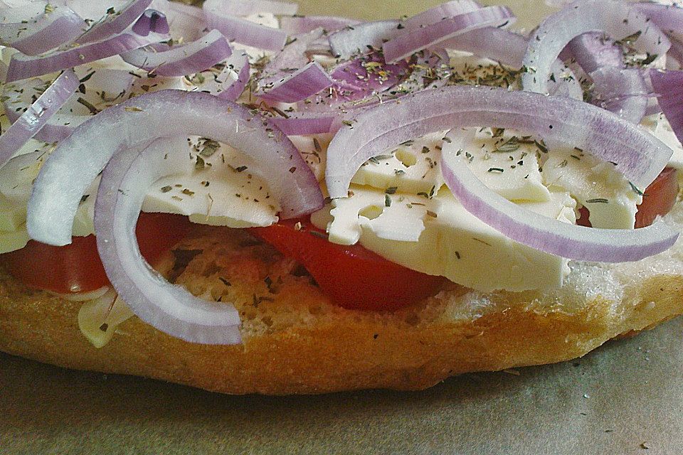 Fladenbrot mit Tomaten und Feta - Käse gefüllt